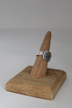Load image into Gallery viewer, Size 7.5 Spoon Ring