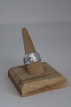 Load image into Gallery viewer, Size 9.5 Spoon Ring