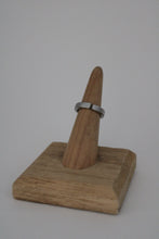 Load image into Gallery viewer, Size 4/4.5 Spoon Ring