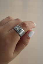 Load image into Gallery viewer, Size 7.5 Spoon Ring