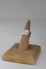 Load image into Gallery viewer, Size 5/5.5 Spoon Ring
