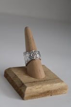 Load image into Gallery viewer, Size 7.5/8 Spoon Ring
