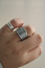 Load image into Gallery viewer, Size 7.5 Spoon Ring
