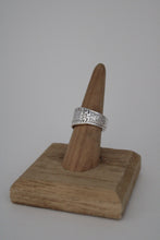 Load image into Gallery viewer, Size 7.5 Spoon Ring
