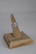 Load image into Gallery viewer, Size 5.5 Spoon Ring
