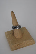 Load image into Gallery viewer, Roses Spoon Ring
