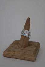Load image into Gallery viewer, Size 8 Spoon Ring
