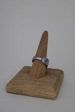 Load image into Gallery viewer, Size 9/9.5 Spoon Ring
