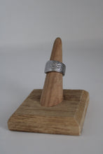 Load image into Gallery viewer, Size 5/5.5 Spoon Ring
