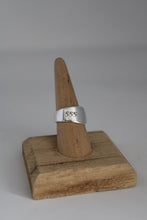 Load image into Gallery viewer, Size 7.5 Spoon Ring
