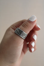 Load image into Gallery viewer, Size 8.5 Spoon Ring
