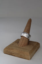 Load image into Gallery viewer, Size 8.5/9 Spoon Ring
