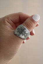 Load image into Gallery viewer, Size 10 Spoon Ring
