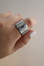 Load image into Gallery viewer, Size 8/8.5 Spoon Ring

