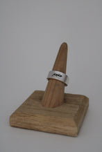 Load image into Gallery viewer, Size 7.5 Spoon Ring
