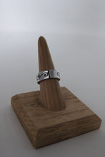 Load image into Gallery viewer, Spoon Ring | B&amp;W
