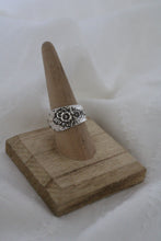 Load image into Gallery viewer, Size 9/9.5 Spoon Ring

