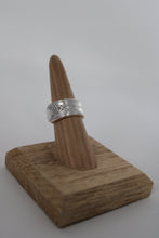Load image into Gallery viewer, Size 6/6.5 Spoon Ring
